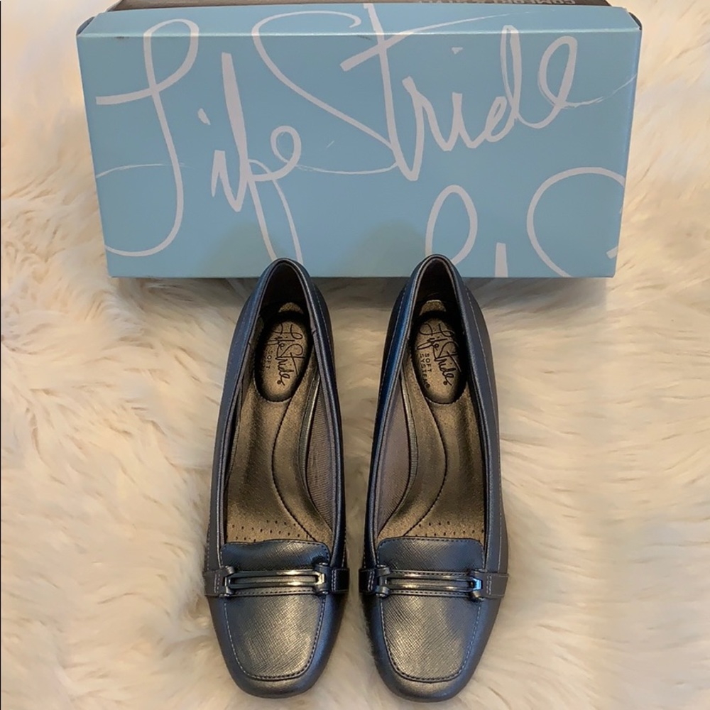 Woman’s Life Stride Metallic Silver Pump Shoe 6 ½